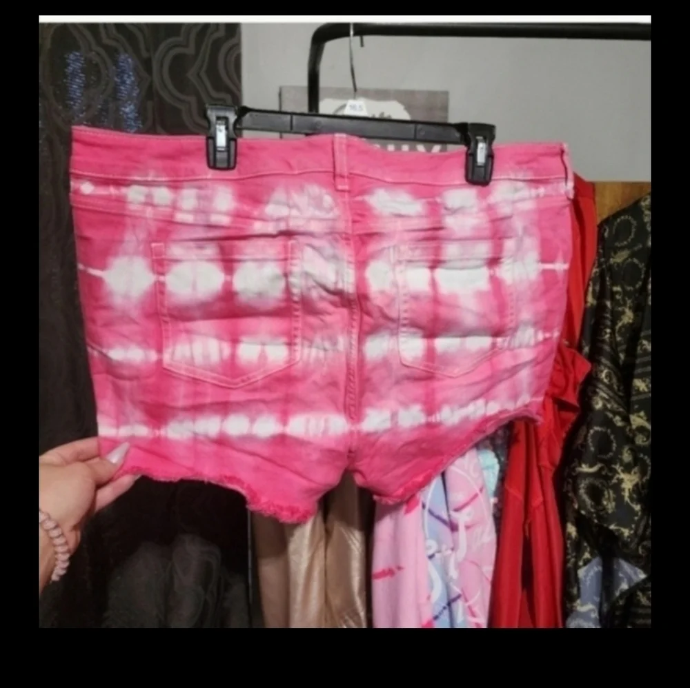 Like new Torrid 3.5 Inch Vintage Stretch Mid-Rise Short Size 18